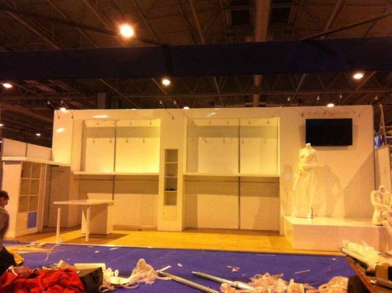 Free Build Stand 1